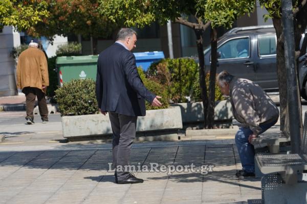 Λαμία: Ο Δήμαρχος βγήκε να μαζέψει ηλικιωμένους που… λιάζονταν
