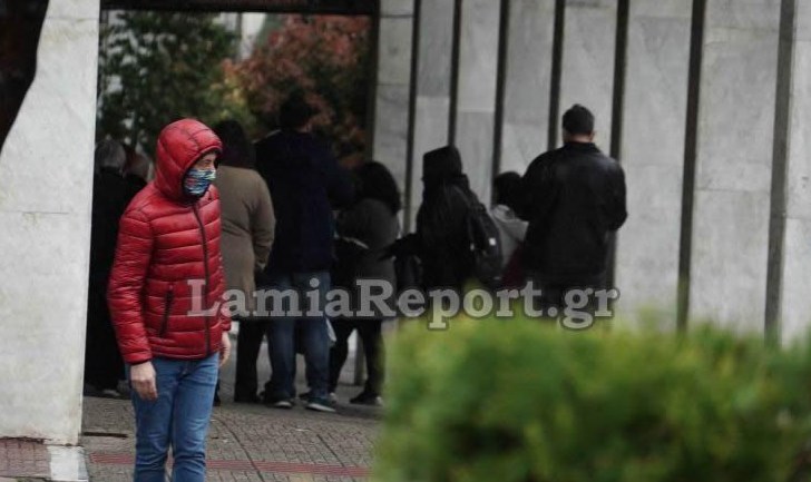 Λαμία: Γεμάτο κόσμο και ΙΧ η κεντρική πλατεία