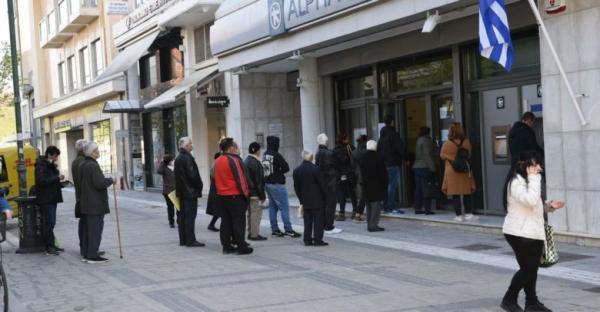 Κοροναϊός : Ουρές έξω από τις τράπεζες παρά τις οδηγίες αποφυγής συνωστισμού