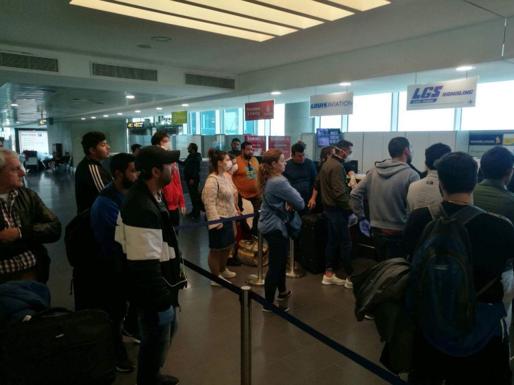Αποκλειστικό in.gr: Χάος στο αεροδρόμιο της Λάρνακας - Έλληνες στην ουρά για ένα εισιτήριο χωρίς προστασία