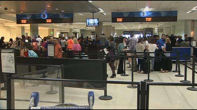 Ελεγκτές για τον κοροναϊό μολύνθηκαν στο αεροδρόμιο του Λος Αντζελες