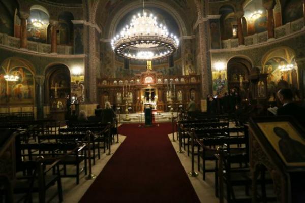 Το άγνωστο παρασκήνιο για τις «κεκλεισμένων των θυρών» λειτουργίες στις 13.000  εκκλησίες της χώρας