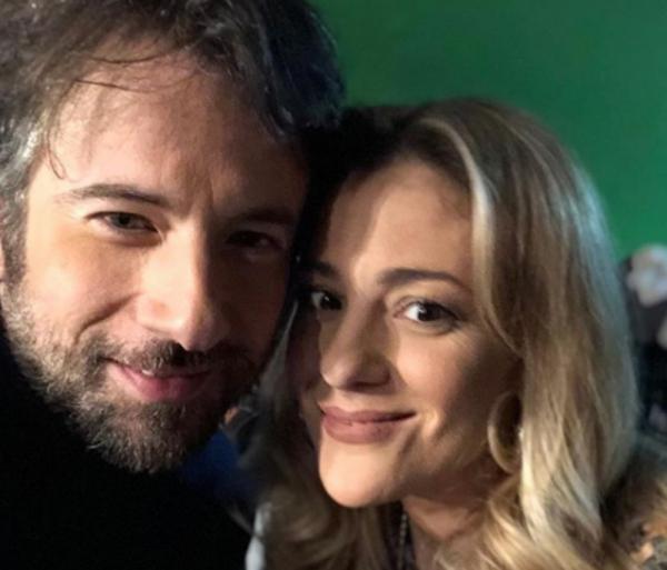 Κωστής Μαραβέγιας: «Μένει σπίτι» αλλά το γιορτάζει με την Νατάσσα Μποφίλιου