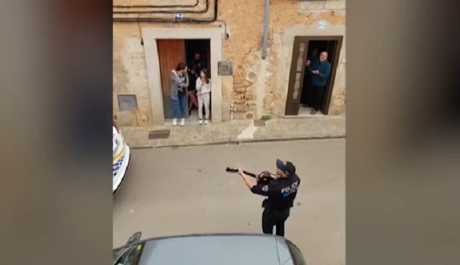 Κοροναϊός : Αστυνομικοί στη Μαγιόρκα τραγουδούν και δίνουν ζωή σε πόλη σε καραντίνα