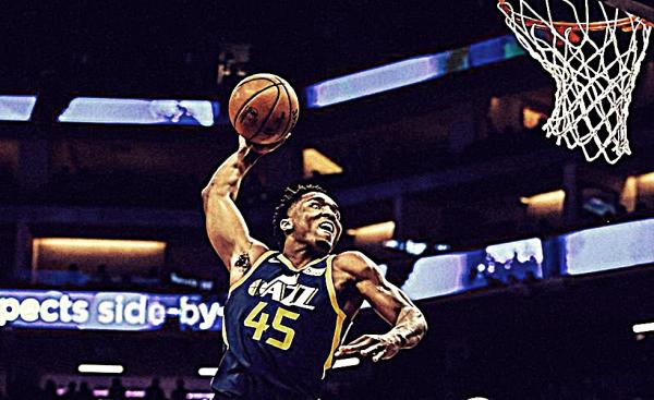 Θετικός στον κορωνοϊό και ο Ντόνοβαν Μίτσελ