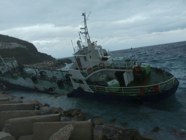 Το δουλεμπορικό που προσάραξε στην Κέα είχε αναχωρήσει συνοδεία πλοίου της τουρκικής ακτοφυλακής