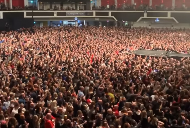 Κοροναϊός: Τον χαβά τους οι Βρετανοί – Λαοθάλασσα στις συναυλίες των Stereophonics