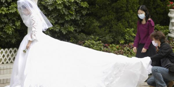 Κοροναϊός : Νυφικά… «στο ράφι» και λουλούδια στα αζήτητα