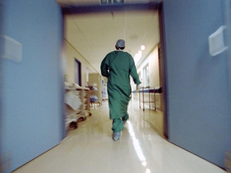 Κοροναϊός : Τη στήριξη του κράτους ζητούν γιατροί και νοσηλευτές