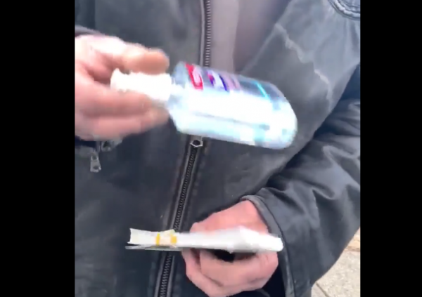 Επικό βίντεο: Οι Αμερικάνοι δεν χάνουν τον χιούμορ τους με τον κοροναϊό