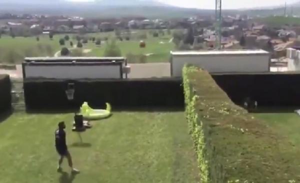 Στην Οσασούνα παίζουν ποδοτένις για να περάσει η καραντίνα