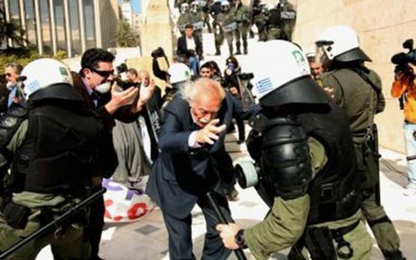 Όταν ο Γλέζος δέχτηκε επίθεση με δακρυγόνα έξω από τη Βουλή