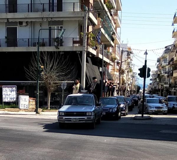 Απίστευτο! Έκαναν αγιασμό στους δρόμους του Αιγίου για να διώξουν… τον κοροναϊό