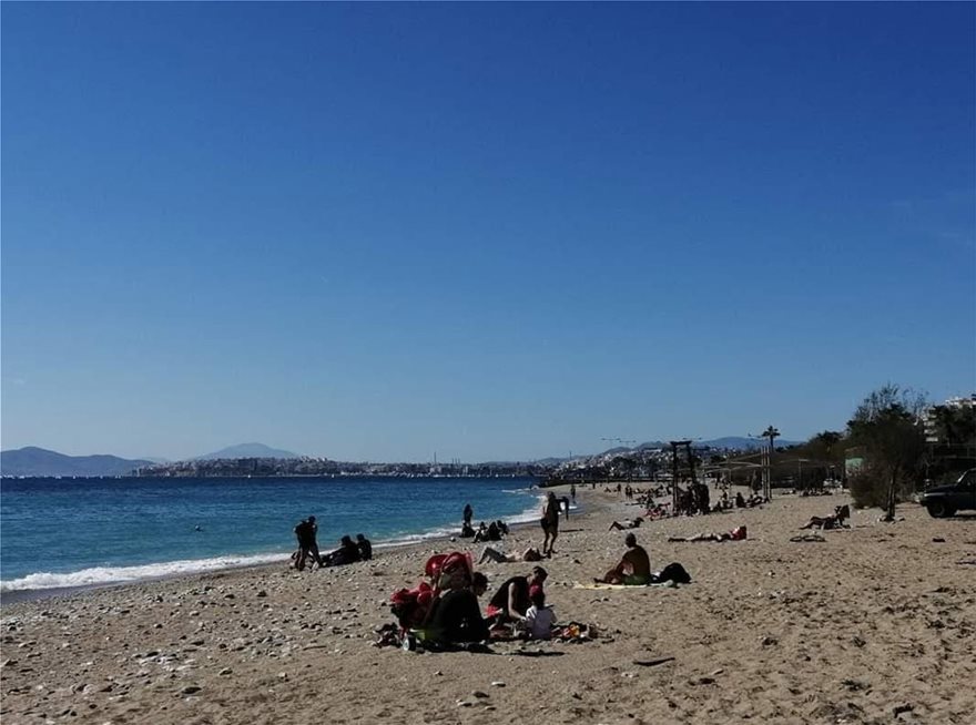 Κοροναϊός : Πάλι στις παραλίες οι Αθηναίοι εν μέσω πανδημίας