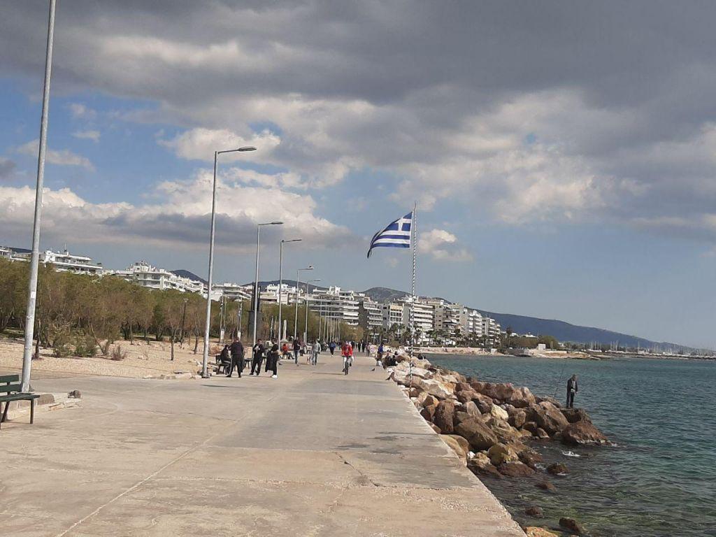 Κοροναϊός : Οι Αθηναίοι βγήκαν και πάλι για βόλτα στον Φλοίσβο