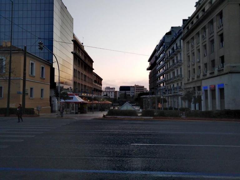 Κοροναϊός : Η Σαββατιάτικη Αθήνα όπως δεν την έχουμε ξαναδεί – Έρημο τοπίο η πόλη