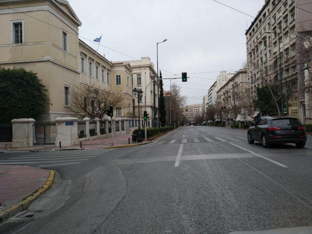 Κοροναϊός : Οδοιπορικό του in.gr στους άδειους δρόμους της Αθήνας
