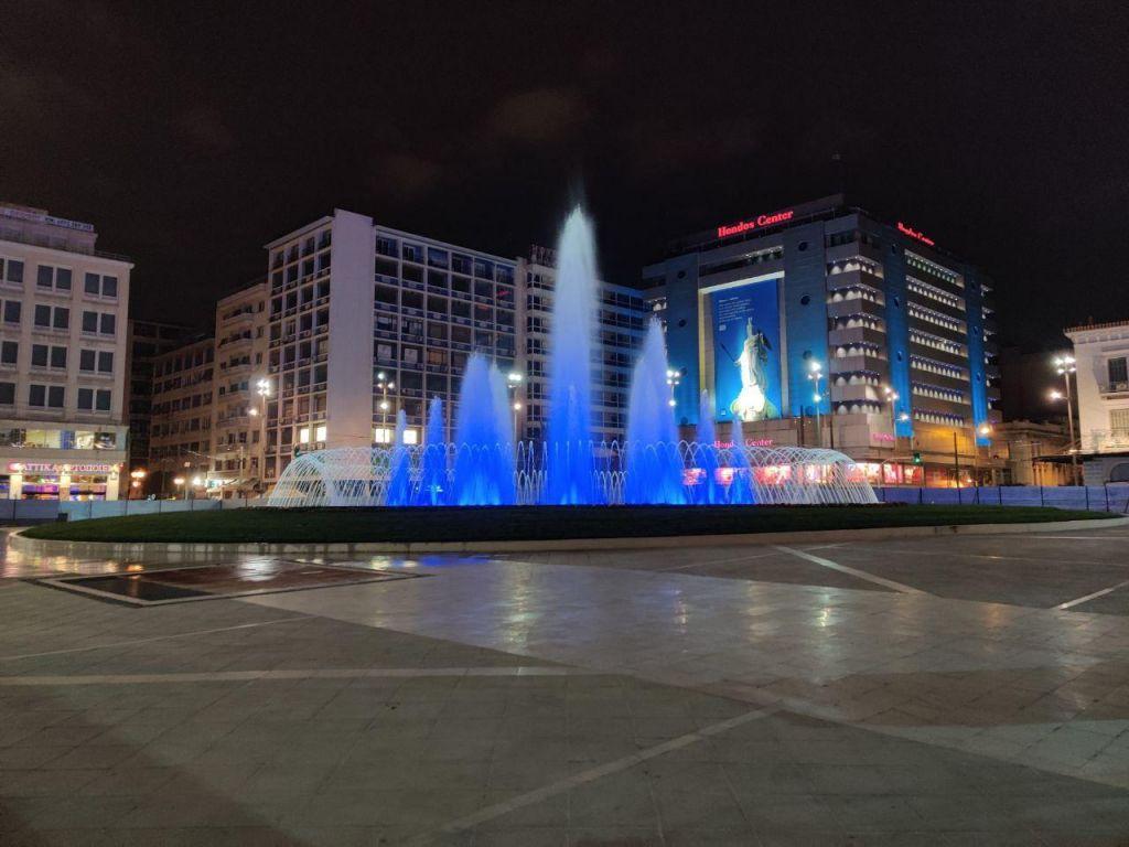 25η Μαρτίου : Έρημη και στα χρώματα της γαλανόλευκης η νέα πλατεία Ομονοίας