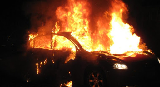 Μεγάλες ζημιές σε αυτοκίνητα από εμπρηστική επίθεση στην Πλατεία Βικτωρίας