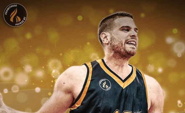 Ο Μπόγρης απογειώνει το #menoumespiti και τραγουδάμε