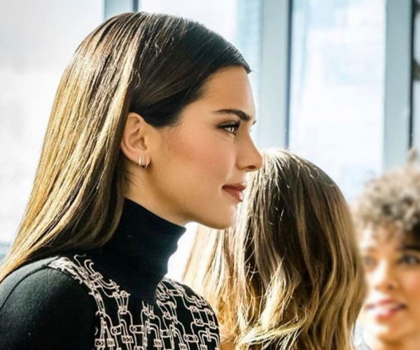 Η Κένταλ Τζένερ προτείνει βιβλία για εφήβους