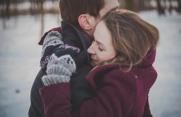 Αυτά είναι τα τέσσερα πιο κατάλληλα ζώδια για να σε πάρουν αγκαλιά