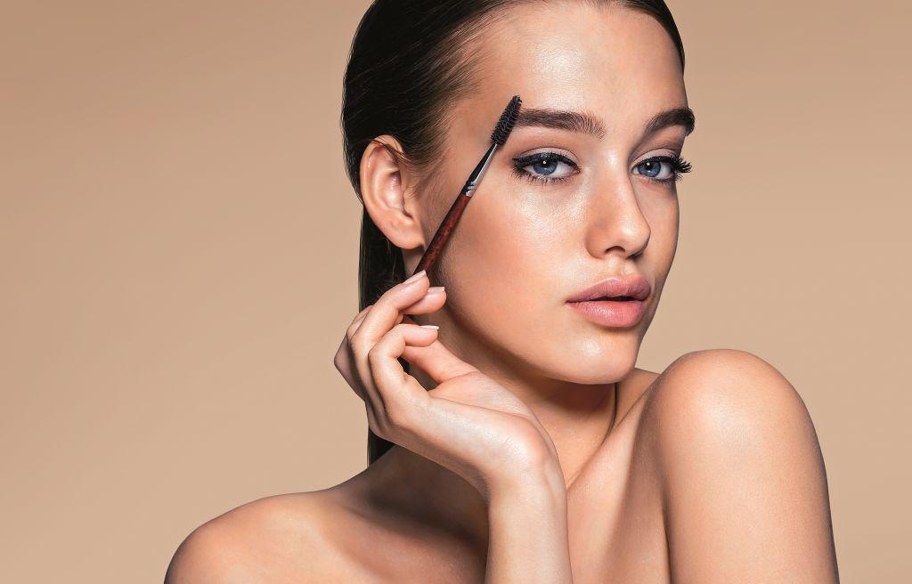 Υπέροχα φρύδια με έξι κινήσεις