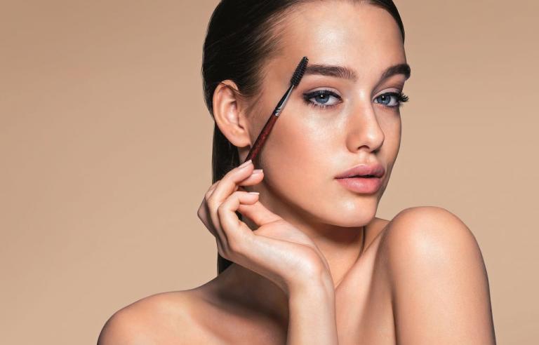 Υπέροχα φρύδια με έξι κινήσεις