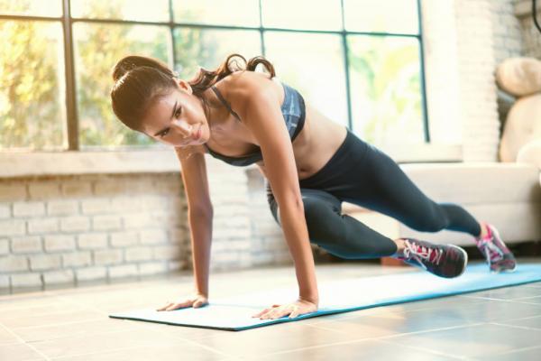Γυμναστική στο σπίτι: Με αυτό το workout θα τονώσετε όλο το σώμα σας