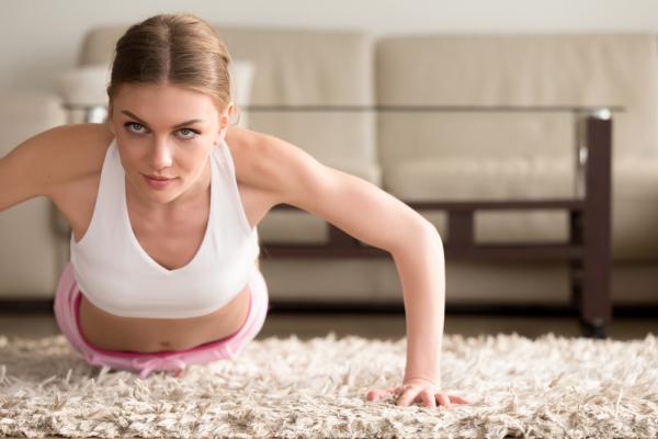 Home workout: Με αυτές τις ασκήσεις θα γυμνάσετε πλάτη, χέρια και στήθος σε δέκα λεπτά