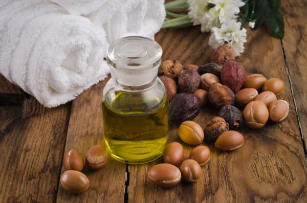 Argan oil : Το μυστικό για νεανικό και λαμπερό δέρμα
