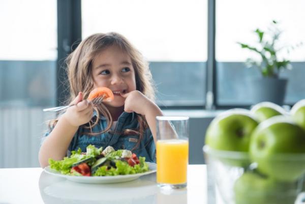 Μαθαίνουμε στα παιδιά να τρώνε υγιεινά