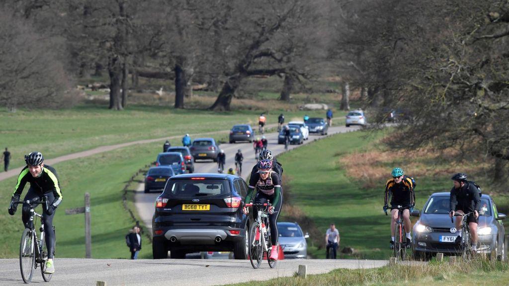 Κοροναϊός : Προς αυστηρότερα μέτρα η Βρετανία – Εξοπλισμό στους γιατρούς μοιράζει ο στρατός