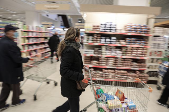 Κοροναϊός : Προμήθειες για 2 μήνες κάνουν οι καταναλωτές