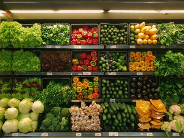 Κοροναϊός: Γιατρός προειδοποιεί πως ζει πάνω σε φρούτα και λαχανικά – Τι προτείνει σε όσους πηγαίνουν σούπερ μάρκετ