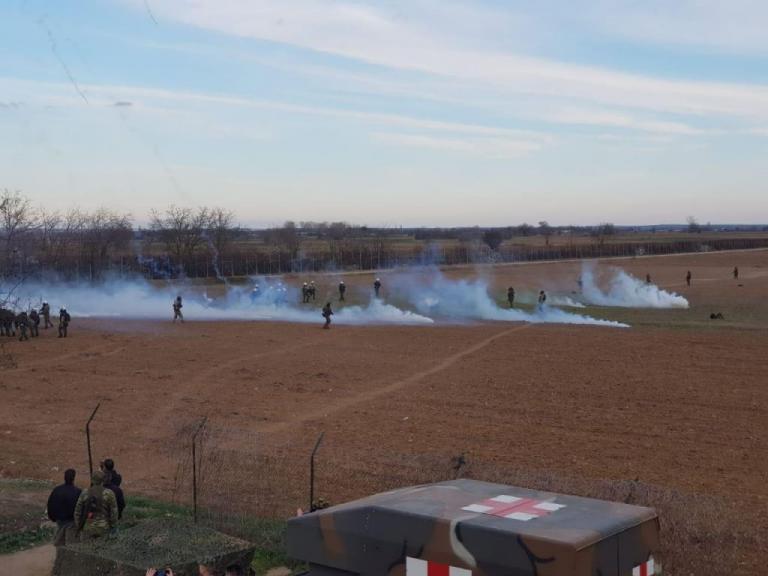 Βίντεο – ντοκουμέντα με Τούρκους που πετούν χημικά στον Έβρο ξεμπροστιάζουν την τακτική Ερντογάν