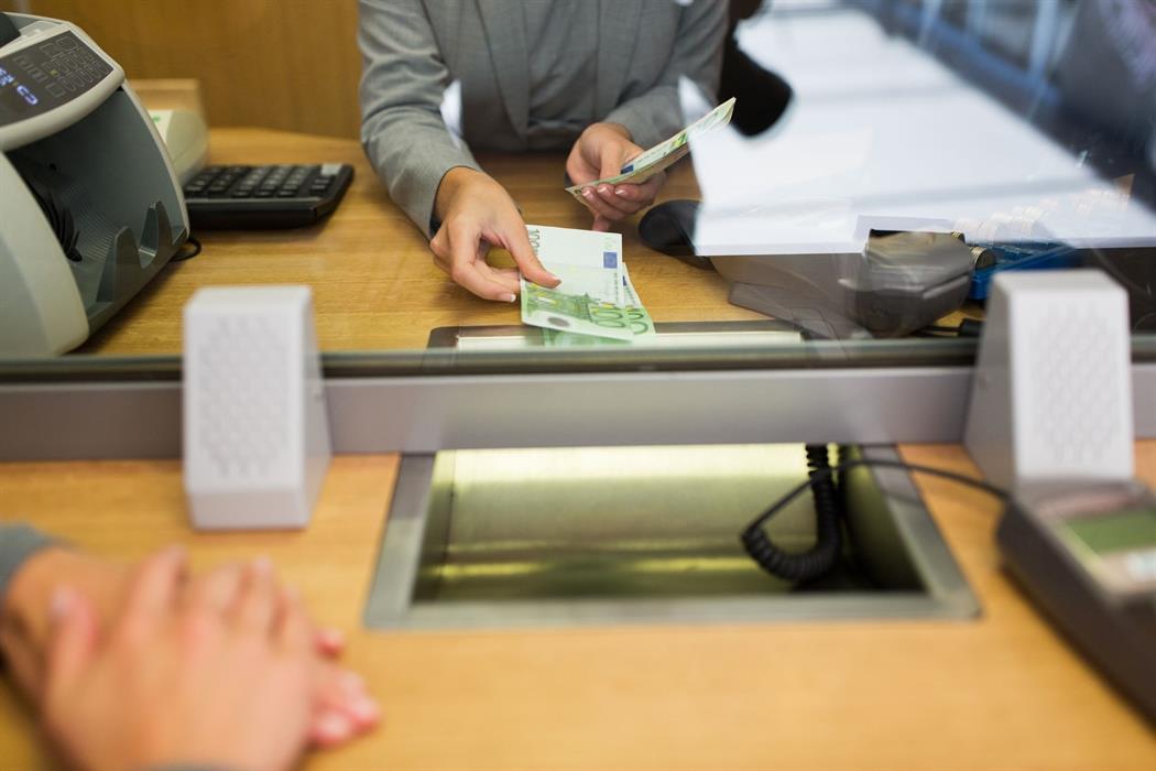 Κοροναϊός : Με έλεγχο η ροή πελατών στα τραπεζικά καταστήματα από Δευτέρα