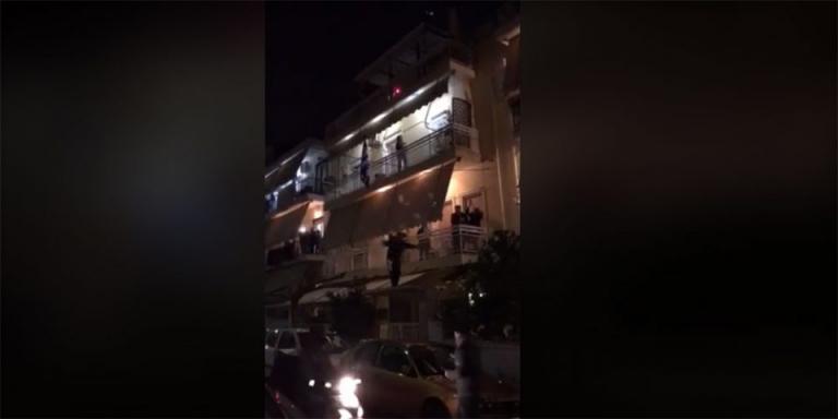 Κοροναϊός: Έστησαν πάρτι στο μπαλκόνι με… τσιφτετέλια