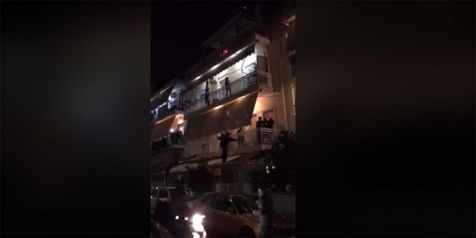 Κοροναϊός: Έστησαν πάρτι στο μπαλκόνι με… τσιφτετέλια