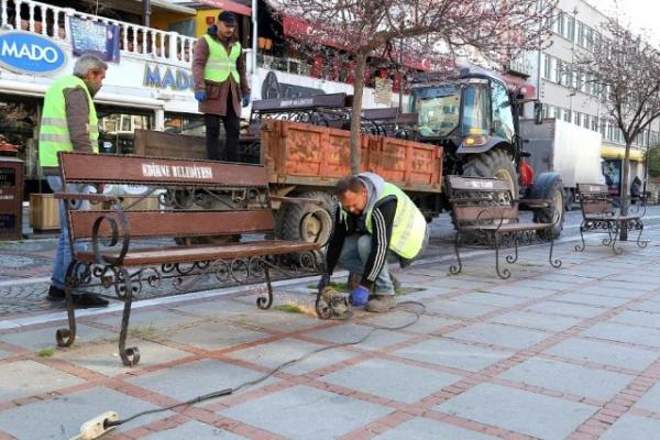 Τουρκία – κοροναϊός : Ξήλωσαν τα παγκάκια για να μην κάθονται οι ηλικιωμένοι