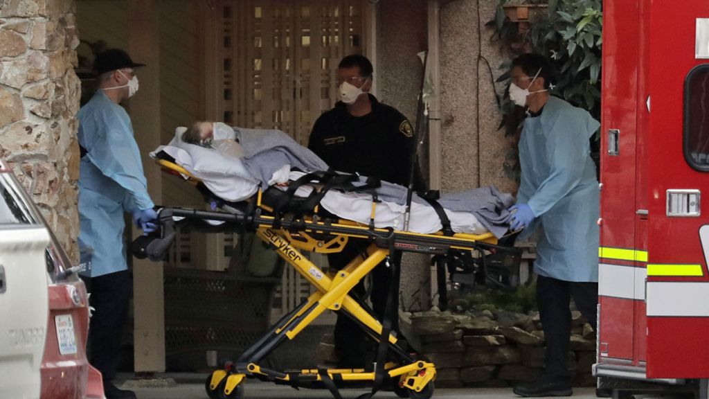 ΗΠΑ : Στους 100 οι νεκροί από τον κοροναϊό – Αλλάζει ύφος ο Τραμπ