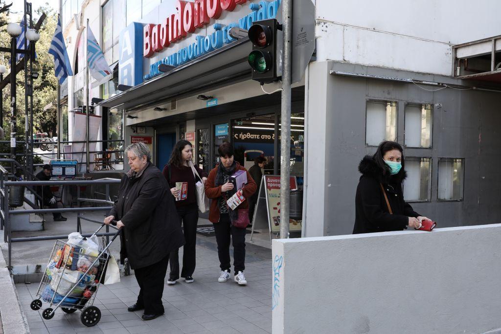 Κοροναϊός : Με ουρές άνοιξαν τα σουπερ μάρκετ