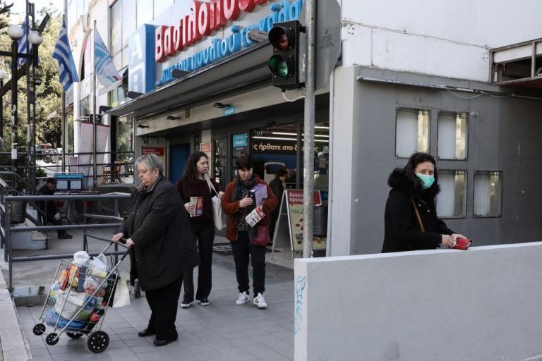 Κοροναϊός : Με ουρές άνοιξαν τα σουπερ μάρκετ