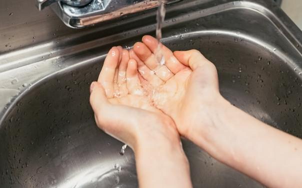 Κοροναϊός: Πώς να φτιάξεις αντισηπτικό για τα χέρια με δύο υλικά που σίγουρα έχεις σπίτι σου