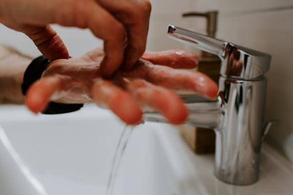 Κοροναϊός: Οι κινήσεις που δεν κάνουμε όταν πλένουμε τα χέρια μας αλλά είναι… σωτήριες