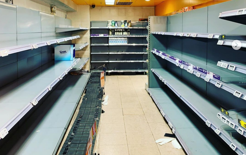 Κοροναϊός-Μπόρις Τζόνσον: Kάνει συστάσεις στους βρετανούς που πηγαίνουν στα σούπερ-μάρκετ