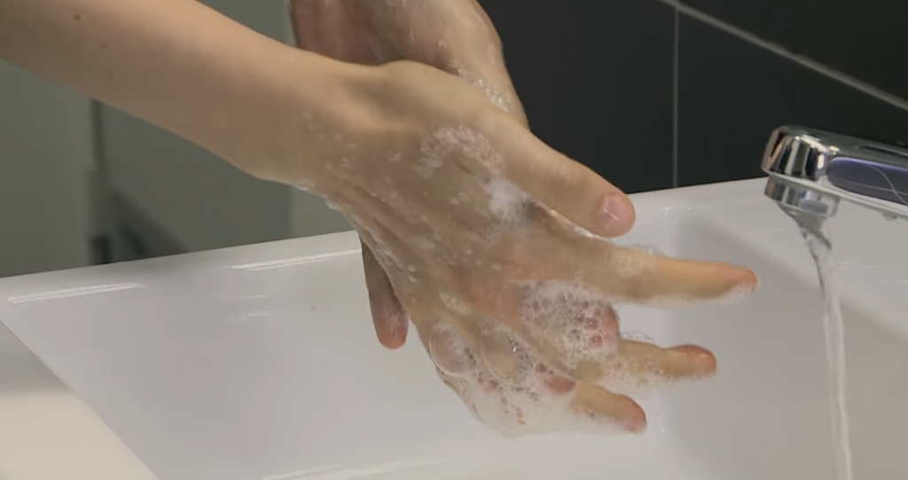 Πλένετε σωστά τα χέρια σας; Ο κοροναϊός «καλπάζει» – Οδηγίες από τον ΠΟΥ