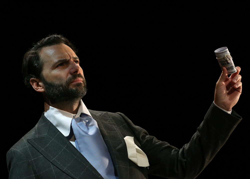 O Παναγιώτης Μπουγιούρης μιλάει στο in.gr για τον «Δόκτωρ Γκλας» και τα κρίσιμα ερωτήματα που θέτει