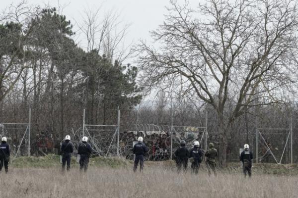 Καστανιές Έβρου : Κάτοικοι χειροκροτούν τους άνδρες των ΜΑΤ για τη συμβολή τους στη φύλαξη των συνόρων