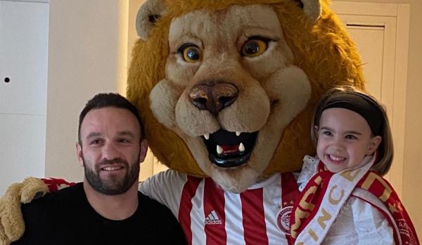 Βαλμπουενά: Στα ερυθρόλευκα και η κόρη του!